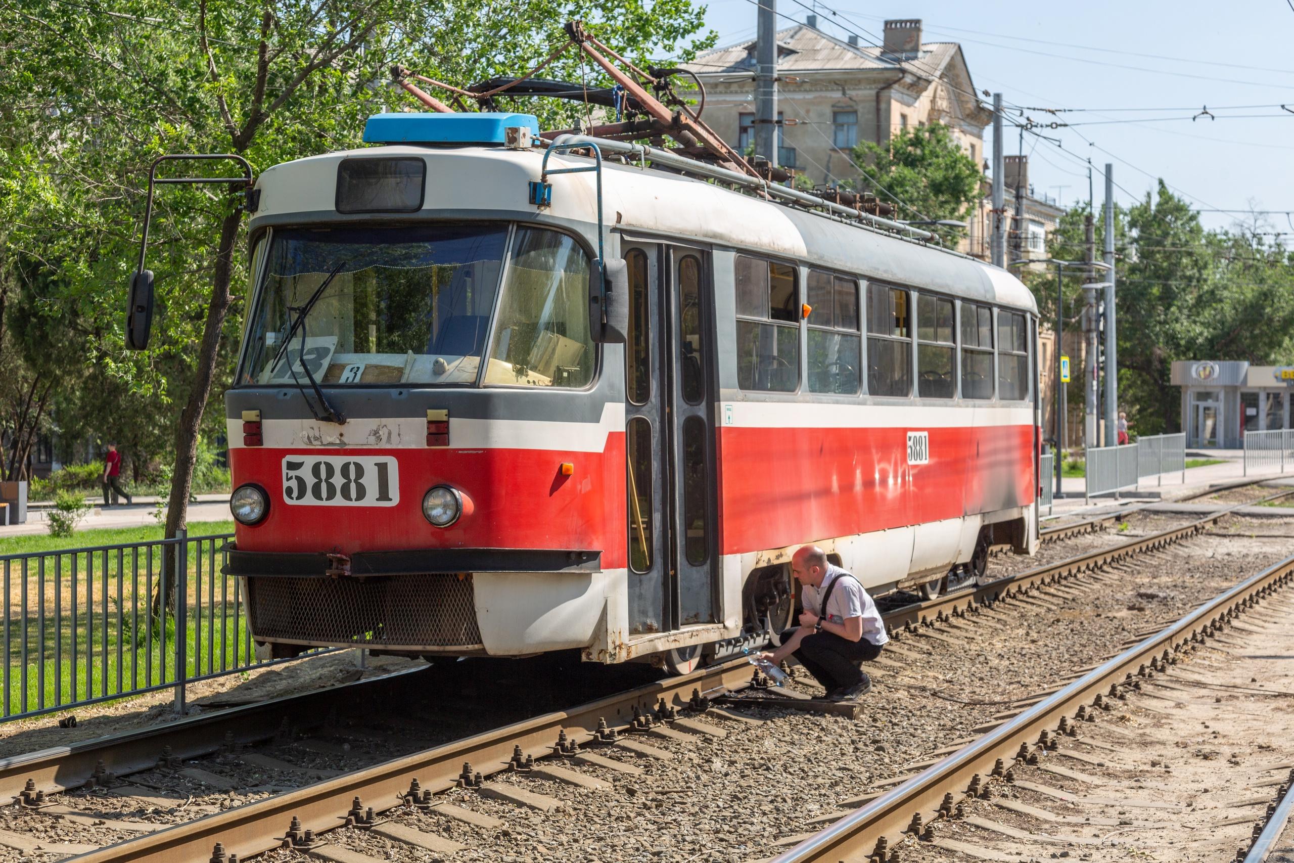 «Сначала стук, вспышки, а потом дым пошел». Пассажиры загоревшегося трамвая в Волгограде рассказали о первых минутах ЧП — фото и видео