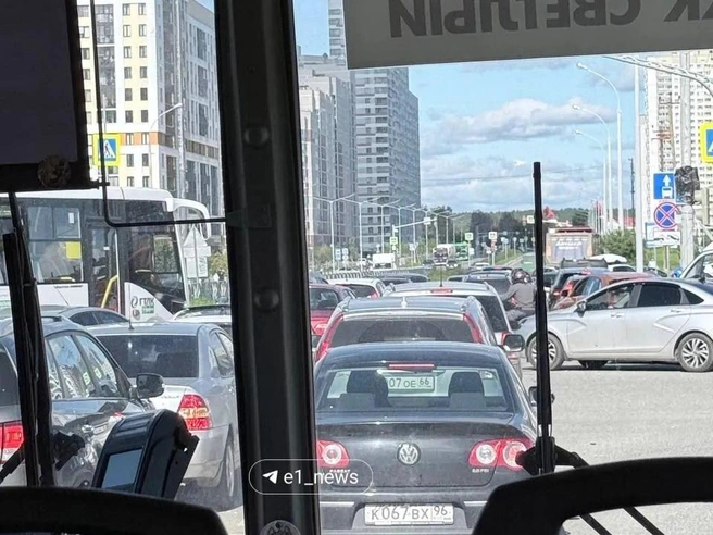 Пробка в одном из районов из-за бензинового коллапса | Источник: E1.RU