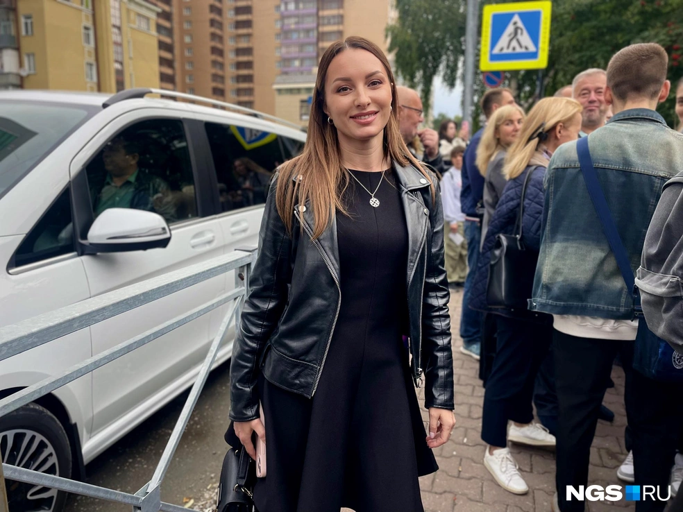 Олеся пришла поддержать дочку — девочка пошла в 10-й класс | Источник: Алёна Золотухина / NGS.RU
