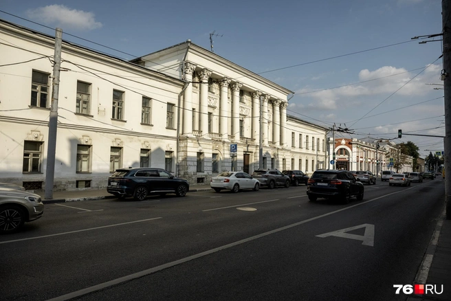 В начале улицы расположено здание экономического факультета ЯрГУ имени П.&nbsp;Г.&nbsp;Демидова | Источник: Александр Куренной / 76.RU