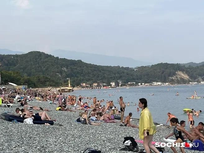 Пляж в Пицунде этим летом | Источник: Анна Грицевич / SOCHI1.RU