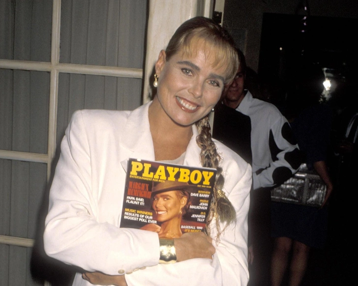 Марго Хемингуэй с номером журнала Playboy за 1990 год | Источник: Ron Galella/Getty Images