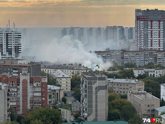 Дым было хорошо видно с разных ракурсов в центре | Источник: читатель 74.RU
