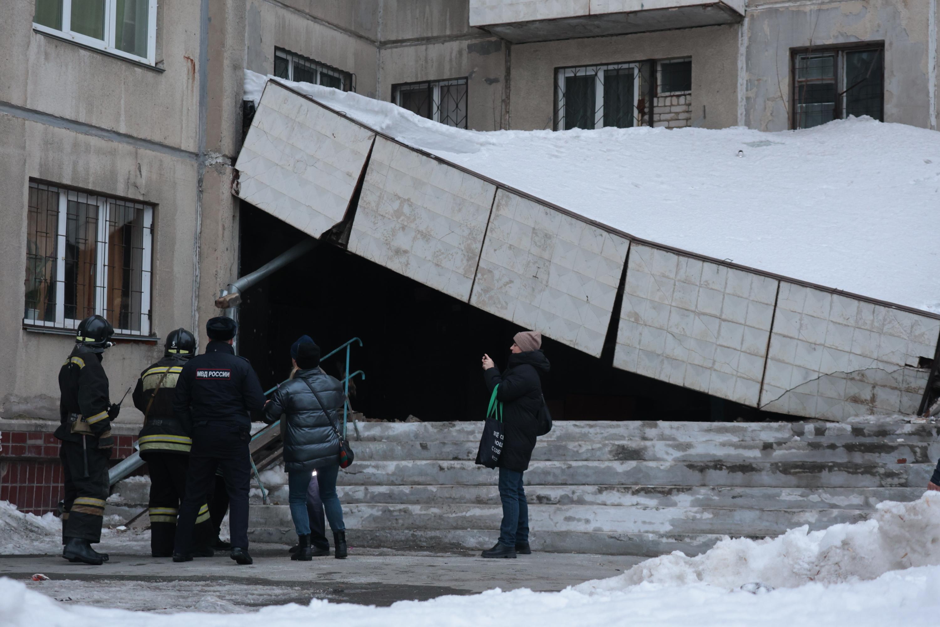 Жители дома, с которого на Салютную упал козырек дома, ранее жаловались в  следственный комитет Тракторозаводского района Челябинска - 5 марта 2024 -  74.ру