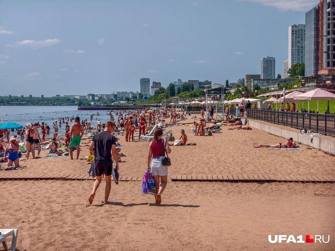 Чего не скажешь про пляж, здесь толпа | Источник: Булат Салихов / UFA1.RU