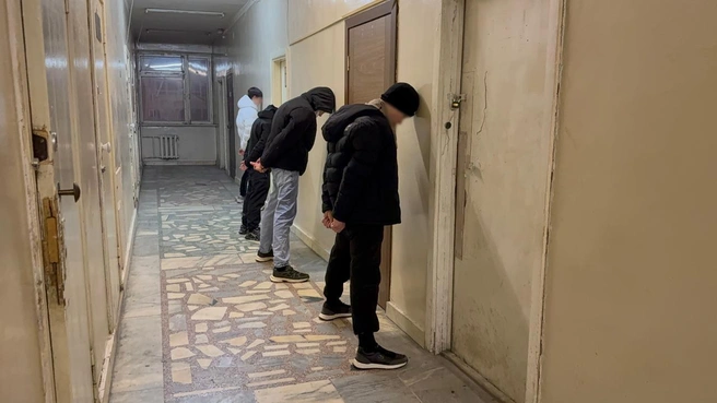 Один из подростков пытался убежать с сейфом от полицейских, но у него ничего не вышло | Источник: пресс-группа УМВД Екатеринбурга