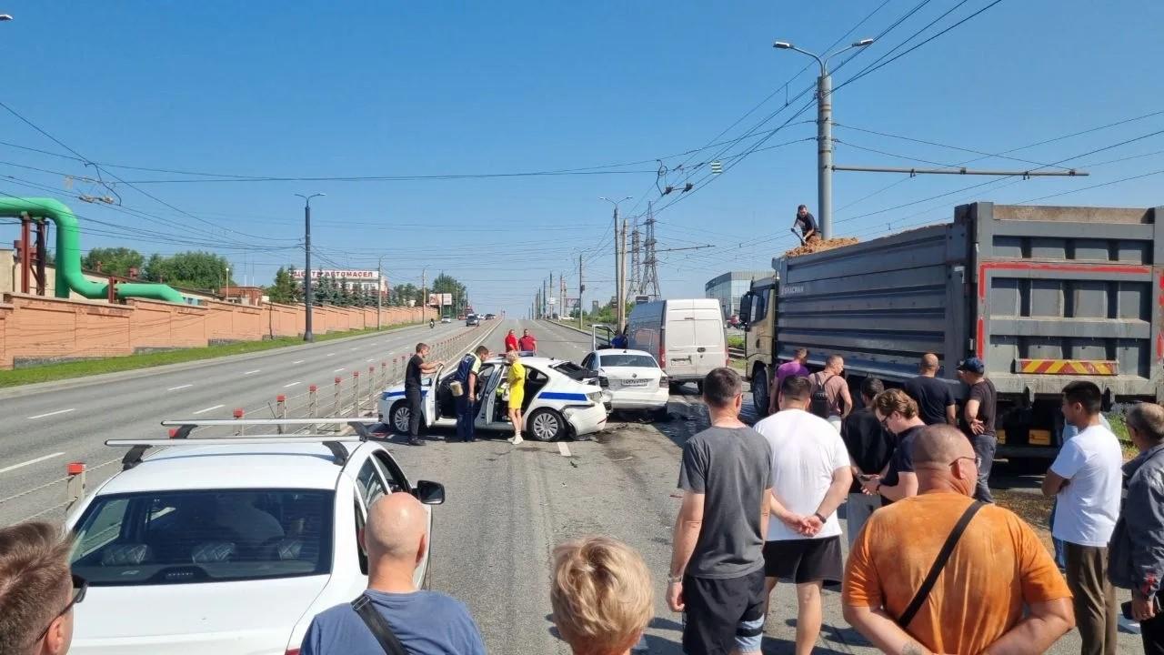 В Челябинске водитель «Газели» протаранил машину ГАИ, приехавшую на аварию с перевертышем у Цинкового завода