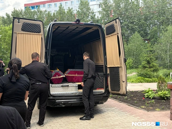 Влюбленных похоронили в один день | Источник: Анна Иванина / NGS55.RU