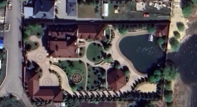 Судя по спутниковым снимкам, там несколько строений и собственная бухта  | Источник: Google Earth