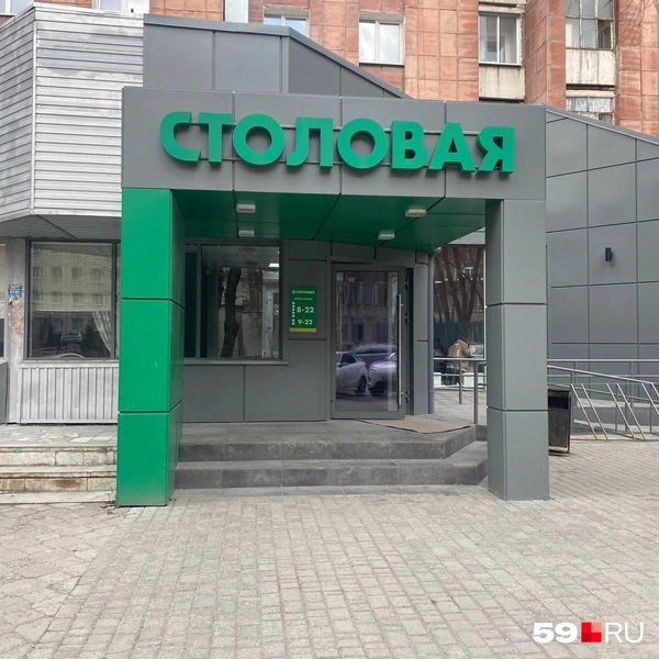 Столовая оформлена в серых и зеленых тонах | Источник: Ангелина Суворова / 59.RU