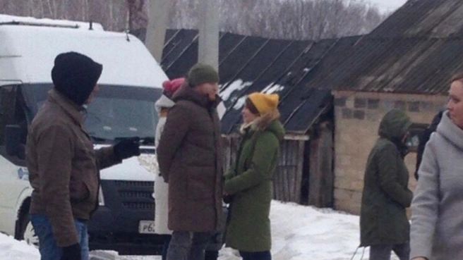 Съемочную группу пытались заснять хотя бы издалека, некоторые решались подойти и попросить о совместном фото | Источник: Послушано в Иглино/Vk.com