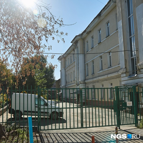 Ближе к улице Большевистская еще два дома: на Большевистской, 105 и 107, построенные в 1930 году. Последний (на фото)&nbsp;— трехэтажный и выглядит вполне добротно | Источник: Александр Ощепков / NGS.RU