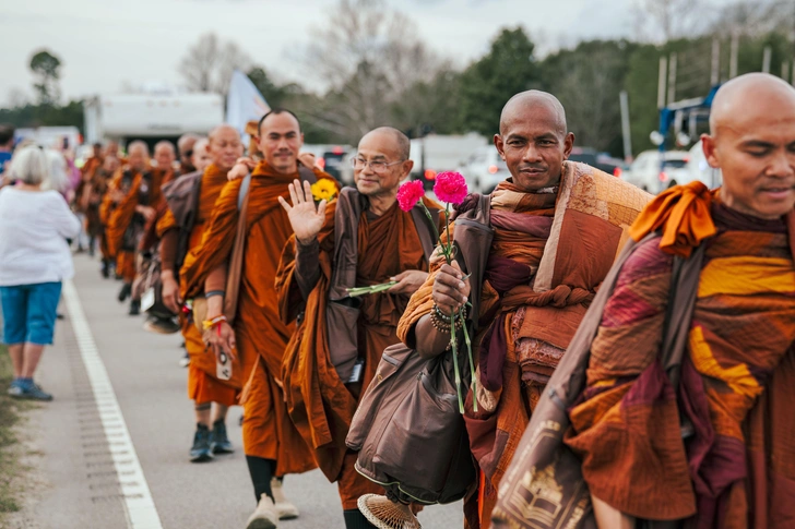 Буддийские монахи идут в Белый дом: паломничество за мир и единство в США