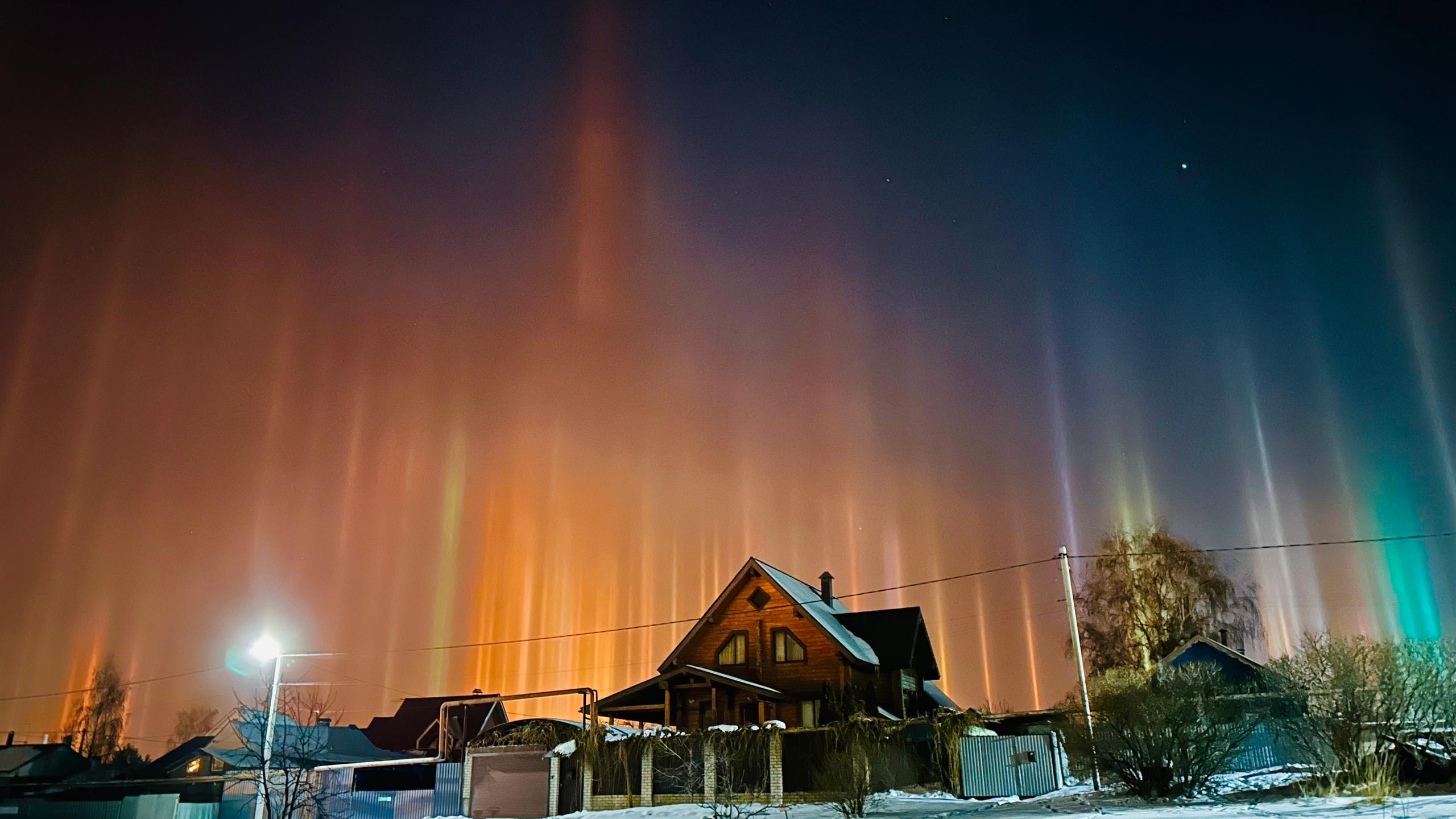 В небо над Самарской областью выстрелили разноцветные столбы света — фото