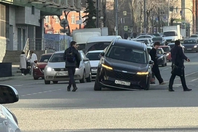 В центре Челябинска перекрыли движение из-за провала асфальта