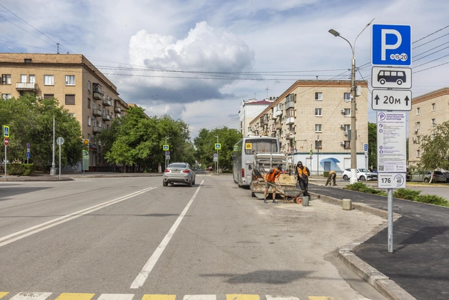 Уничтожение парковочных карманов на улицах центра давно уже идёт полным ходом | Источник: Константин Завриков / V1.RU