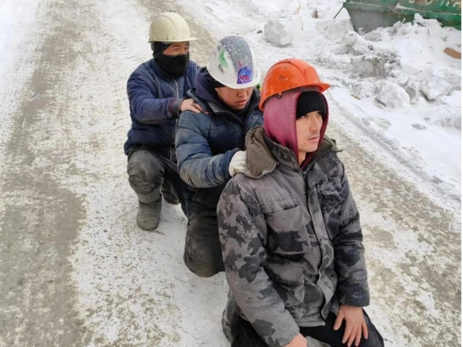 Кадр с прошлогоднего рейда в Екатеринбурге. Мигрантов поставили на колени и заставили идти гуськом. МИД Киргизии потребовал проверить свердловских силовиков, заступившись за своих граждан (которые, кстати, ничего не нарушали) | Источник: 66.RU