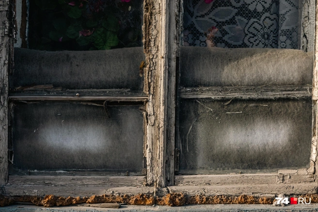 Как позже выяснилось, окна тоже просто так не поменяешь. Решили, что проще оставить эти и иногда менять в них утеплитель. Он такой серый, если что, из-за пыли с дороги на Российской | Источник: Наталья Лапцевич