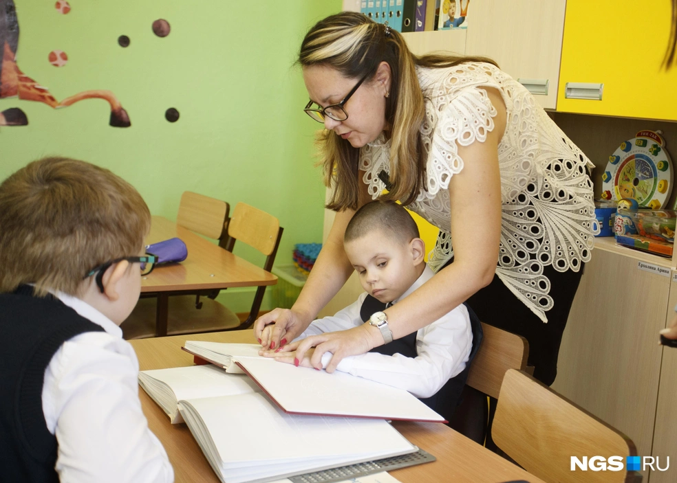 Слабовидящие дети с интересом наблюдают за тем, кто проходит обучение по Брайлю | Источник: Андрей Бортко / NGS.RU