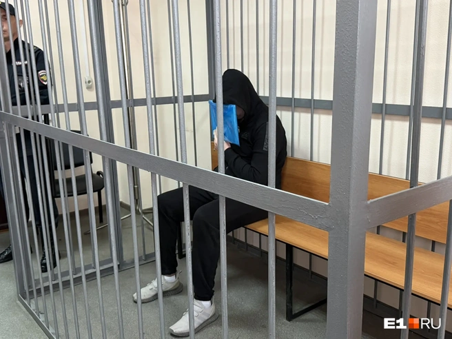 Дмитрий Гаренский захватил с собой папку с вырезками каких-то статей из газет | Источник: Анастасия Якупова / Е1.RU