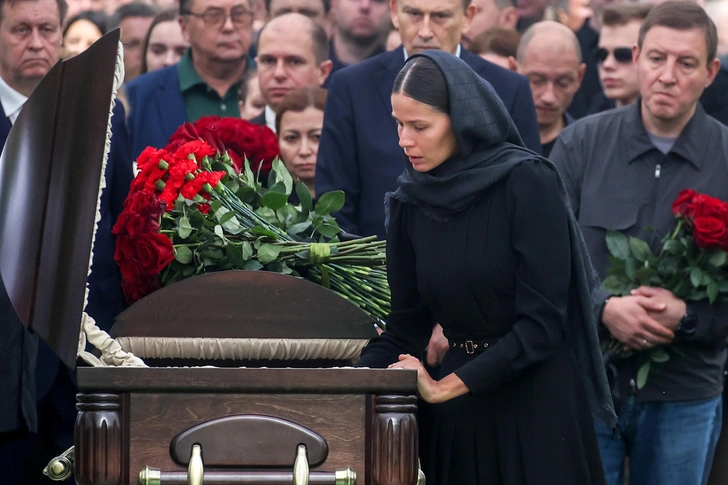 Полина Копылова (на первом плане) на церемонии прощания перед захоронением бывшего министра транспорта РФ Романа Старовойта, которое состоится на Смоленском кладбище, Санкт-Петербург, 11.07.2025  | Источник: Петр Ковалев/ТАСС