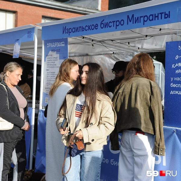 Кафе размещались вот в таких синих палатках | Источник: Ирина Тропина / 59.RU
