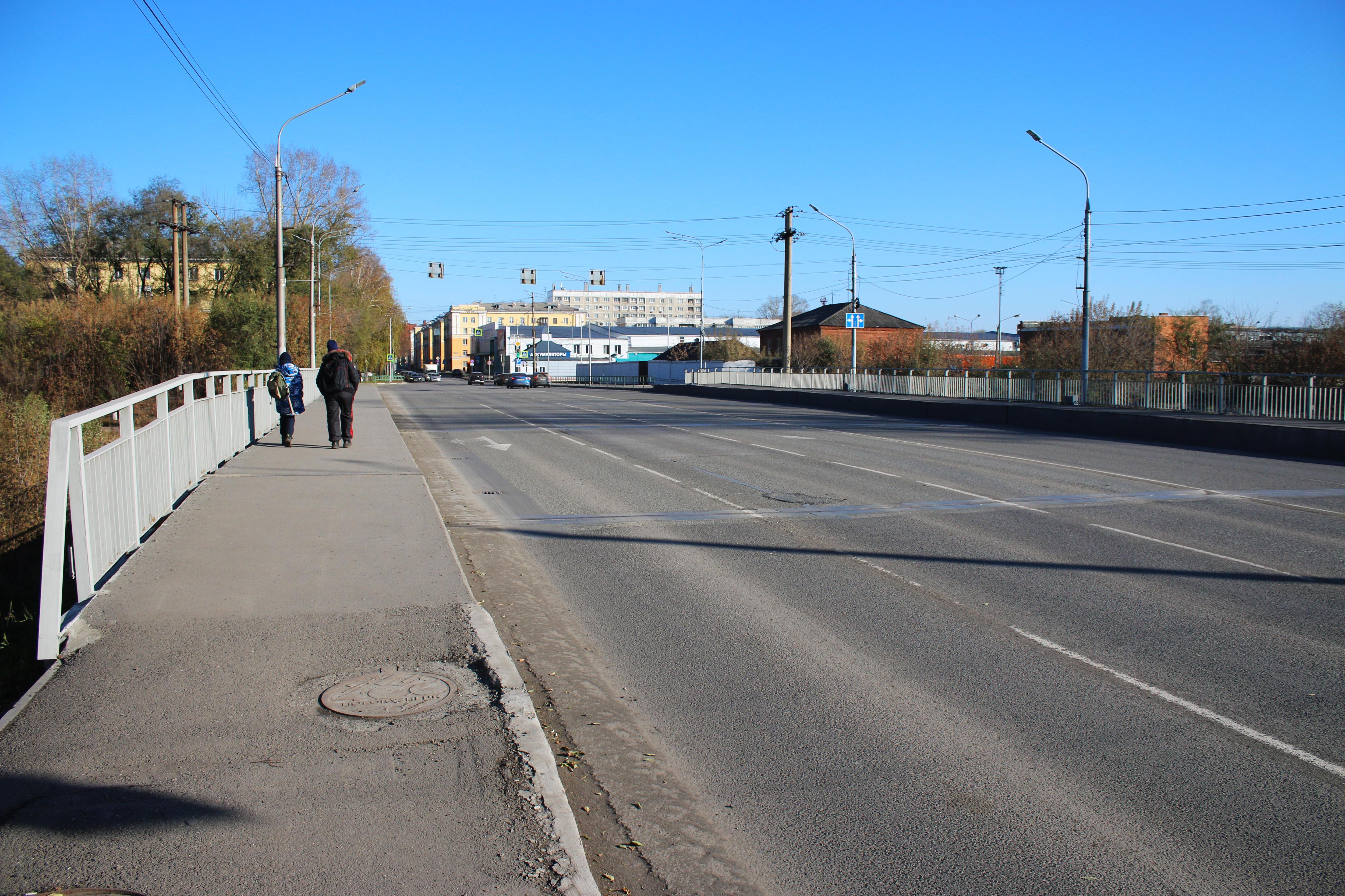 Пожалуй, первый по-настоящему крупный мост через Абу расположен на улице Куйбышева | Источник: Игорь Епифанцев / NGS42.RU