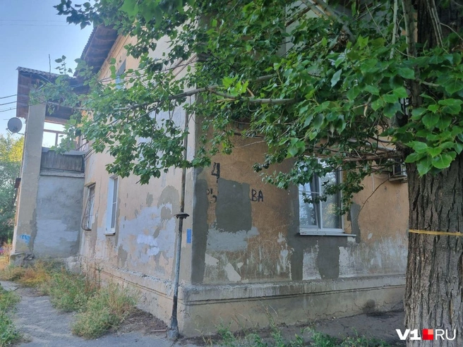 Ремонтные работы фасада и крыши дома управляющая компания производила за собственный счет, так как жители отказываются платить положенные взносы | Источник: читатели V1.RU