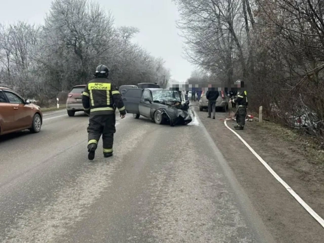Водитель Lada Priora выехал на встречку и столкнулся с Volkswagen | Источник: Госавтоинспекция Ставропольского края