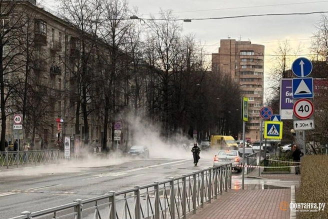 На улице Фрунзе из-под земли забил кипяток. Участок от Варшавской улицы до Московского проспекта перекрыт | Источник: читатель «Фонтанки» Евгений