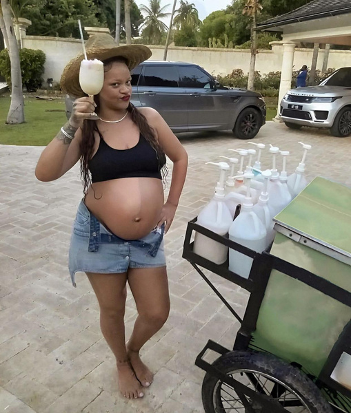 Беременная Рианна отдыхает на Барбадосе в шляпе украинского дизайнера