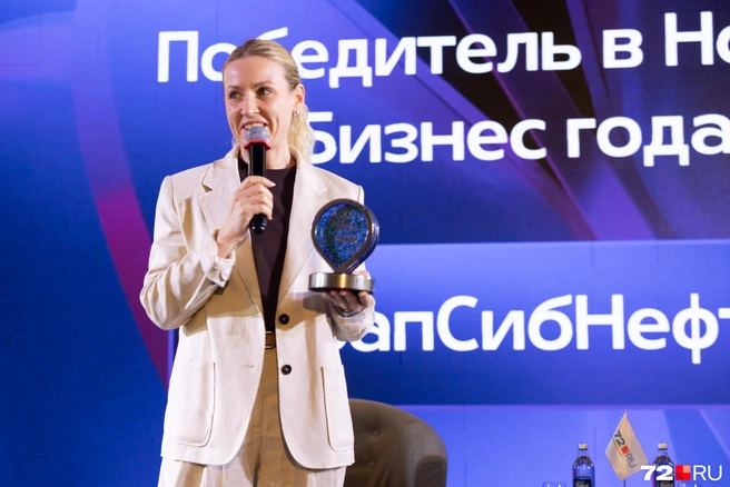 Награда нашла своих героев&nbsp;— это компания «ЗапСибНефтехим». К ним за вклад в развитие города Тобольска уехала увесистая статуэтка из авиационного титана | Источник: Ирина Шарова / 72.RU
