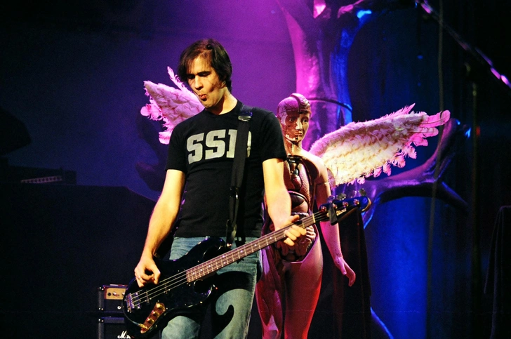 Крист Новоселич из Nirvana во время выступления MTV Live and Loud: Nirvana Performs Live. Сиэтл, Вашингтон, США, декабрь 1993 года | Источник: Jeff Kravitz/Getty Images