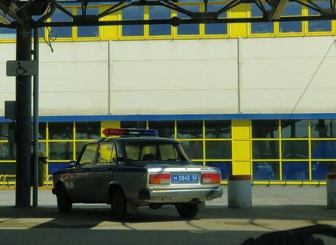 Фото: в Рязани полицейский автомобиль припарковался на месте для инвалидов | ya62.ru