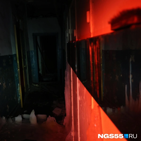 В большинстве комнат остались зеркала, из-за которых помещения выглядят зловеще | Источник: Евгений Софийчук / NGS55.RU