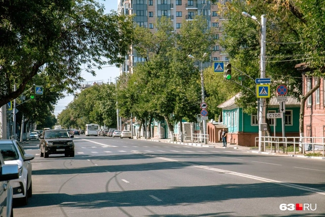 Самарскую перекрыли в районе пересечения с Полевой | Источник: Роман Данилкин