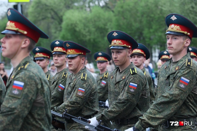 Военные в белых перчатках&nbsp;— это не только часть парадной формы, но и визуальный фокус сделать ряд более стройным. Белый цвет зрительно сливается, и на расстоянии нескольких метров сложно разобрать, где заканчивается одна перчатка и начинается другая | Источник: Ирина Шарова/ 72.RU