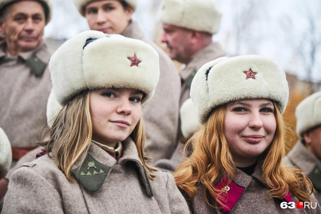 Девушки и кокарды | Источник: Роман Данилкин / 63.RU