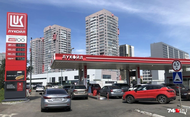 Очереди в 2–3 машины были на «Лукойле» на Труда: популярные виды топлива продавались без ограничений, не было бензина АИ-100 | Источник: Артем Краснов