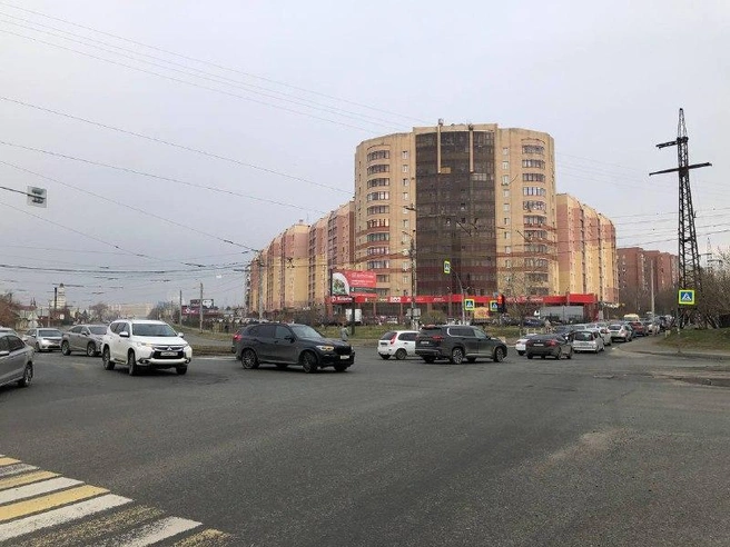 Проспект Победы и улица Косарева. Там, судя по наблюдениям, начинается «адок»&nbsp;— машины затыкают перекресток | Источник: Артем Краснов