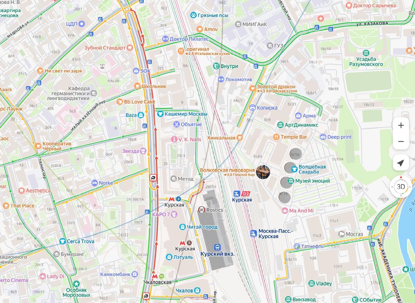 Пострадали два человека. Движение у Курского вокзала сковало ДТП с мотоциклом и легковушкой