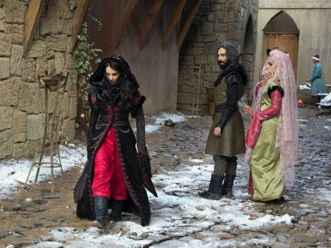 Красивые костюмы — еще одна причина посмотреть турецкие исторические сериалы | Источник: кадр из сериала «Однажды в Османской империи: смута» (16+), реж. Алтан Дёнмез, студия Herşey Film, 2012 год