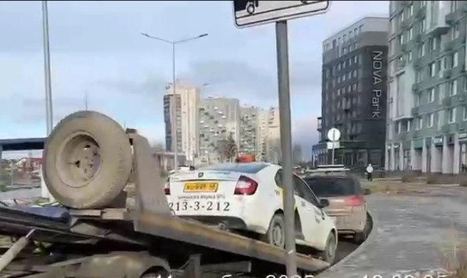 Неправильно припаркованные автомобили регулярно будут увозить на штрафстоянку | Источник: Академический Екатеринбург / t.me