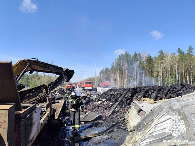 ДТП с пожаром на М-11 началось со взрыва колеса у грузовика | Источник: ГУ МЧС по Тверской области