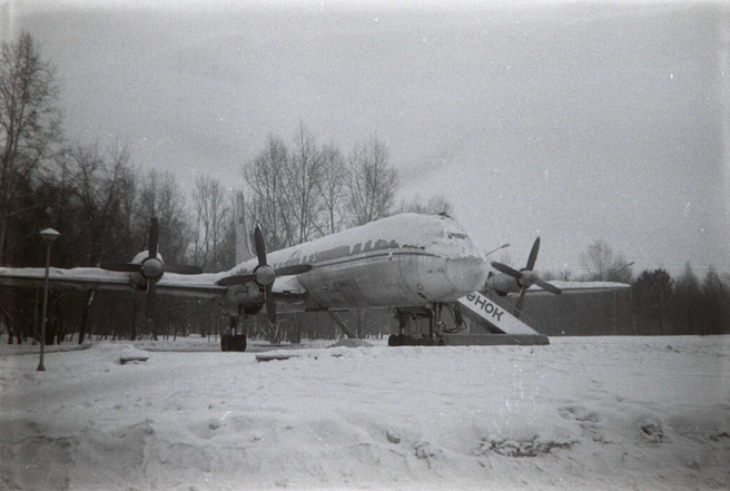 Те, кто далек от спорта, разглядывали старый самолет, гуляя по Парку имени Гагарина | Источник: pastvu.com