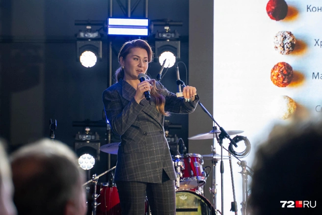 Узнаете бизнес-вумен? Она готовит очень необычные конфеты | Источник: Илья Чикотин / 72.RU