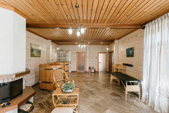 На первом этаже также находится спа-зона с дровяным камином и кедровыми купелями | Источник: Александр Чугайнов / N1