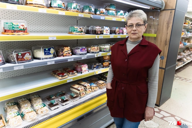 Лариса Шишкина живет в другом районе, но к универсаму прикипела всей душой  | Источник: Наталья Лапцевич