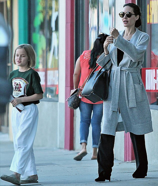 «Глэм-мама»: Анджелина Джоли дает уроки функционального стиля