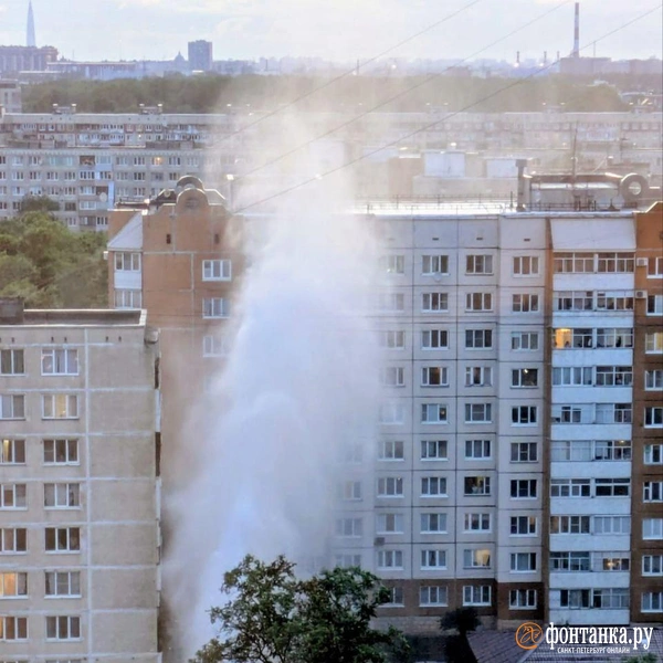 На юге Петербурга снова лопнула труба, фонтан поливает 10-этажный дом почти сверху донизу | Источник: читатель «Фонтанки»
